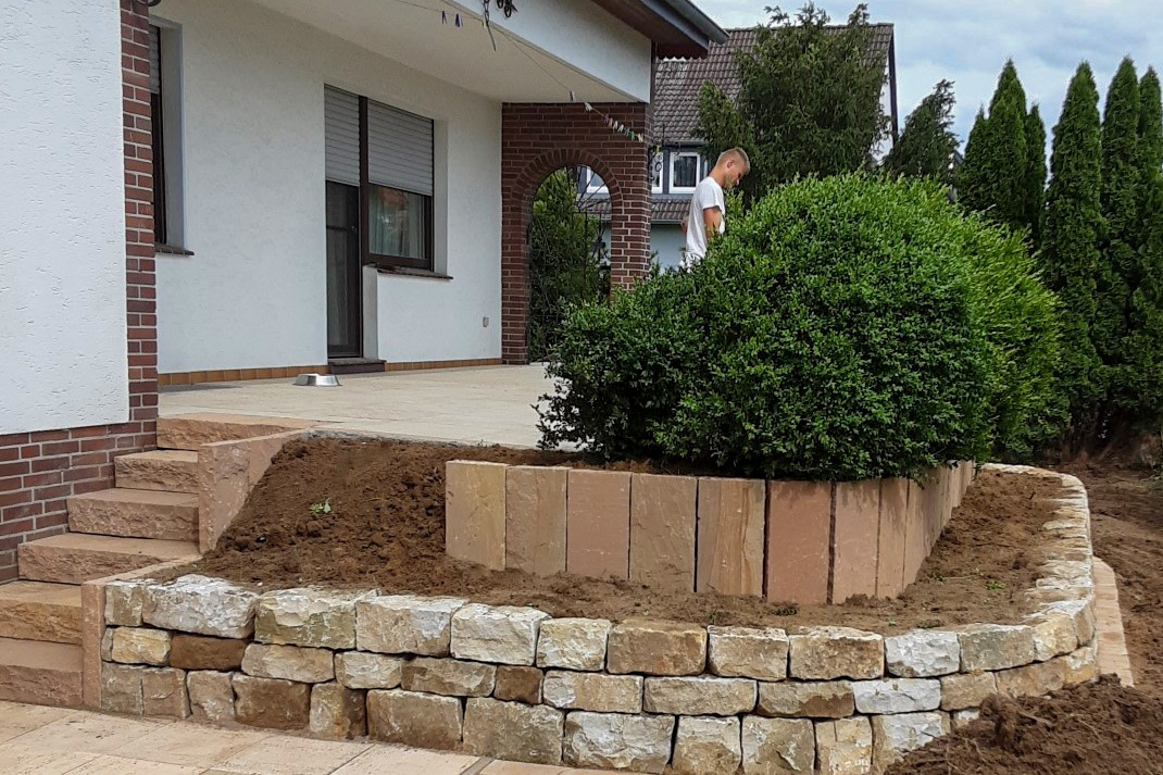 Terasse mit Mauern verziert und gestützt