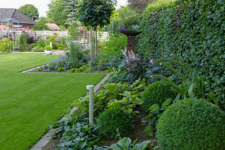 Rasen mit schöner Bepflanzung Rasen mit schöner Bepflanzung