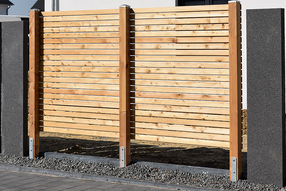 Holzzaun mit Steinelementen