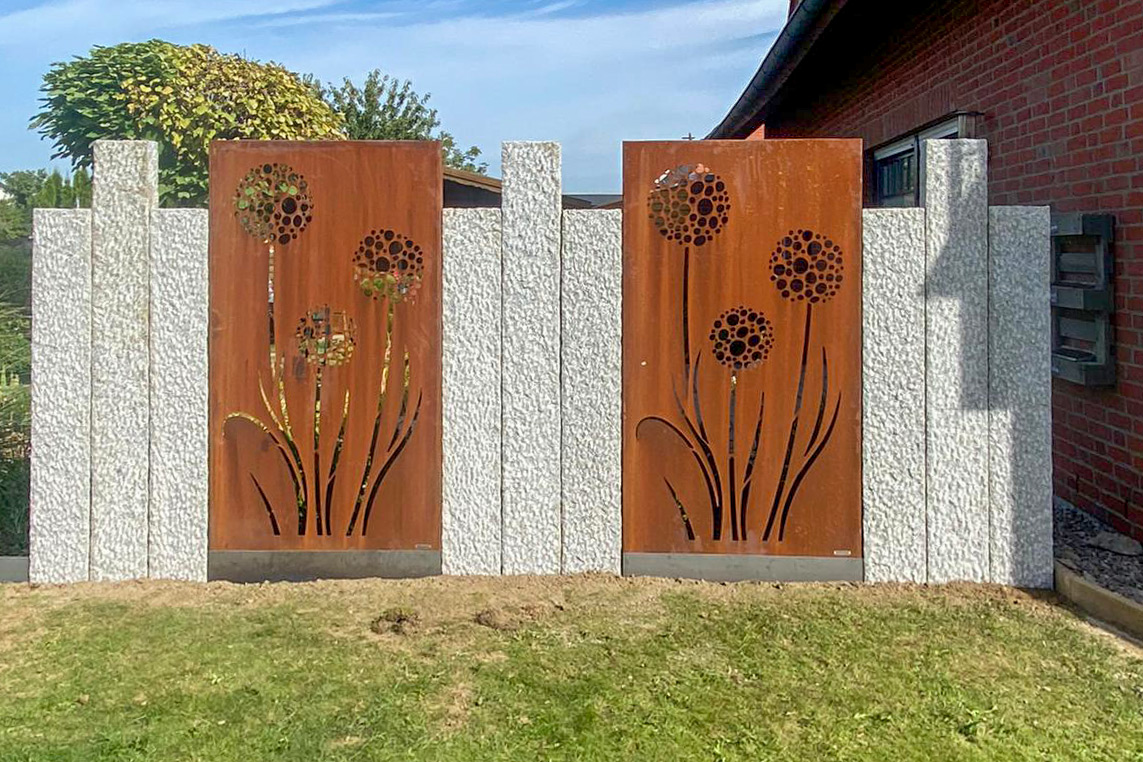 Zaun mit Blumenmotiven